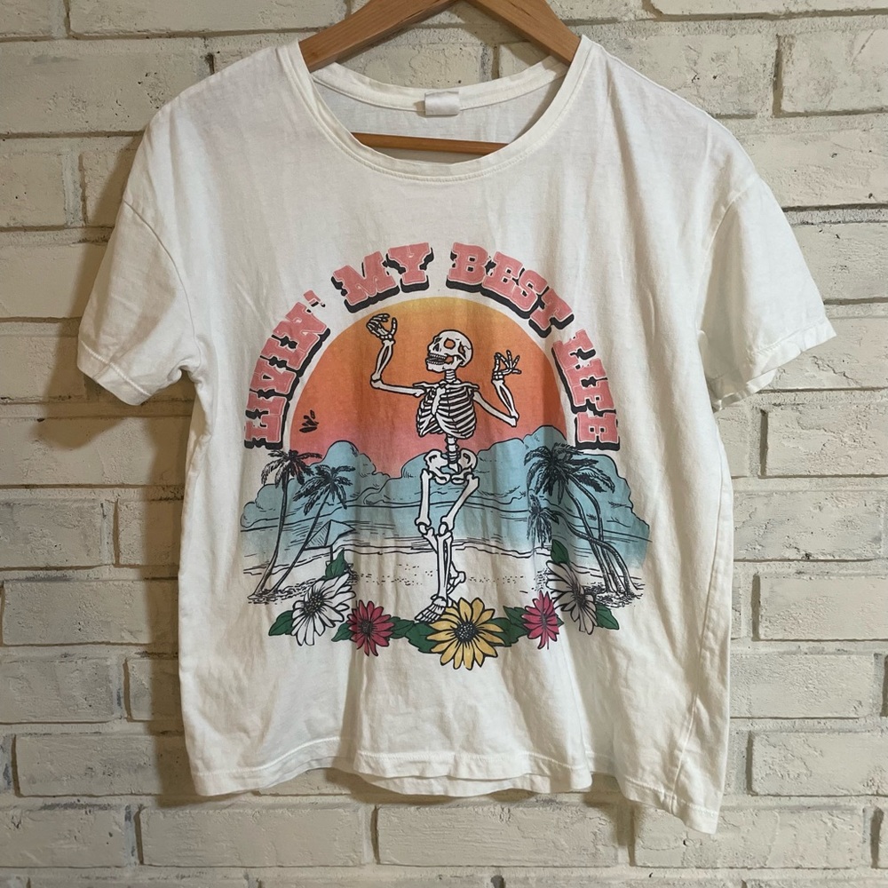 Pre-loved good condition short sleeve tee. Graphics in great shape. Size Small.